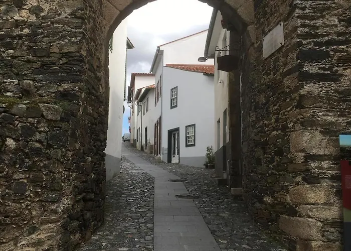 בית נופש Casa Do Arco Da Velha Bragança